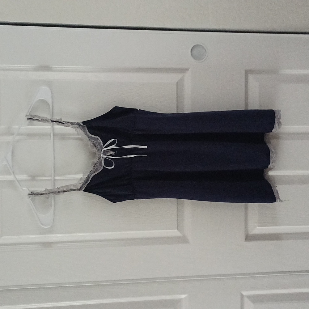 Baby doll dress. No tag. The color is blue navy. Fits a small/extra small.
